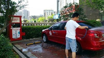 洗車工轉型記 從手動擦車到自助洗車機，賺錢方式悄然升級